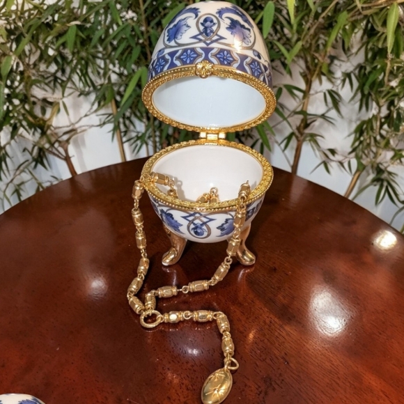 Jewelry - Vintage Liz Clairborne Designer Lariat Necklace W/ Ceramic Blue Egg Trinket Dish